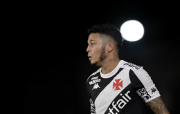 Adson em ação pelo Vasco no Brasileirão — Foto: Thiago Ribeiro/AGIF