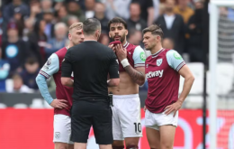 Lucas Paquetá recebe amarelo e fica com olhos marejados — Foto: Getty Images